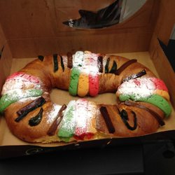 Spanish Ahora - Christmas  ¨Roscón de Reyes¨.  Students have a chance to try this on Día De Los Reyes.
