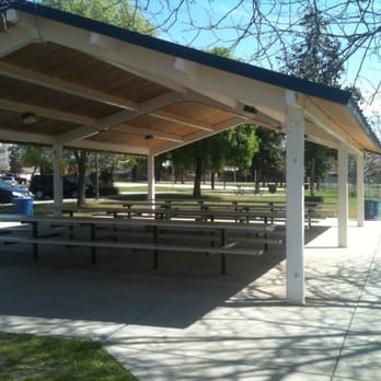 North Rosedale Park - Covered area with picnic tables and barbecue grills - Parks Near Me - Bakersfield, California North Rosedale Park - Covered area with picnic tables and barbecue grills - Parks Near Me - Bakersfield, California