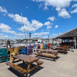 Captain Scott's Lobster Dock - Lots of seats