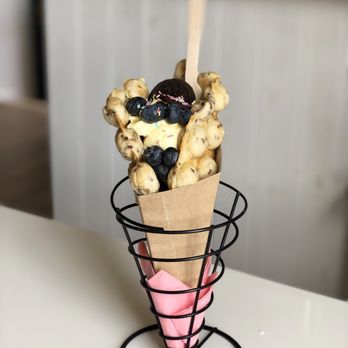 wRaps and Records - Vegan waffle cone with dairy-free vanilla ice cream, blueberries, Oreos and syrup. Yum! - Desserts Near Me - Chester, CHW wRaps and Records - Vegan waffle cone with dairy-free vanilla ice cream, blueberries, Oreos and syrup. Yum! - Desserts Near Me - Chester, CHW