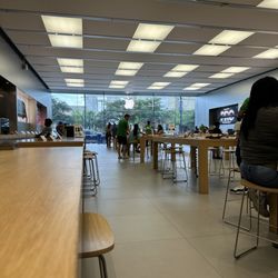Apple Easton Town Center - Super busy. As usual.