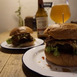 Burgermanufaktur - Gutes Bier, trockene Burger.