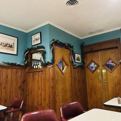 Omar's Fresh Seafood & Steaks - Dining room