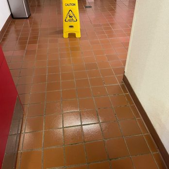 Royal Seven - Women's bathroom at shell - Gas Stations Near Me - Forsyth, Georgia