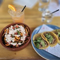Beso fries,  Carnitas tacos