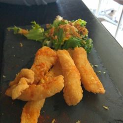 El Tropezón - Tapa de Choquitos con limón y pimentón