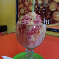 Regresqueria El Manantial - Shaved Ice strawberry and pineapple