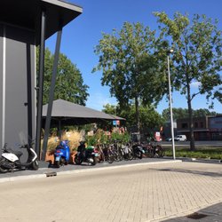 De Beren - Het grote buiten terras als ook de plek in de hoek voor fietsen en scooters te stallen