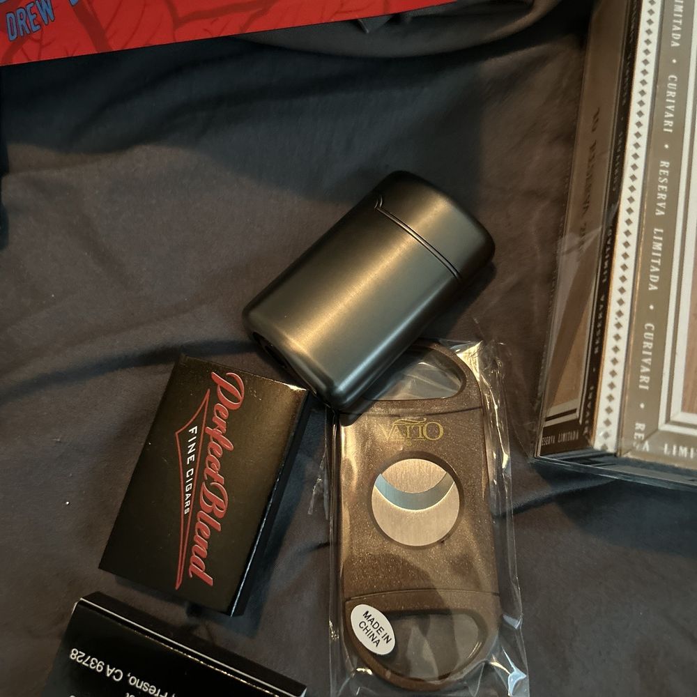 Cigars , cutter , and a lighter .