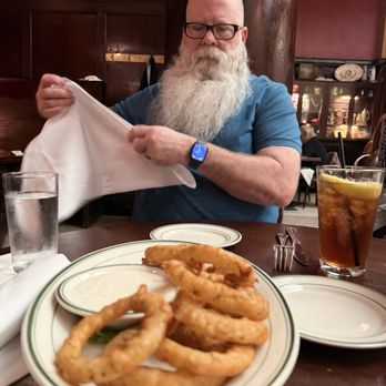 Huber's Cafe - Onion Rings phenomenal! - American Near Me - Portland, Oregon