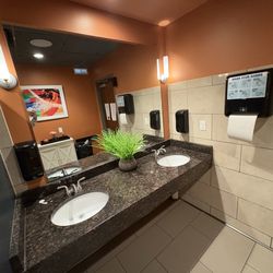 Gander An American Grill - Beautiful nice and clean bathroom