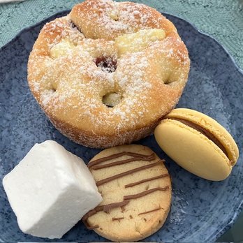 Noisettes Bakeshop - nice variety - Desserts Near Me - Cypress Gardens, Florida