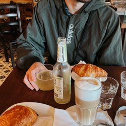 La Mercerie - Pain au chocolate Pastel di nata Croissant Café au lait Ginger lemonade