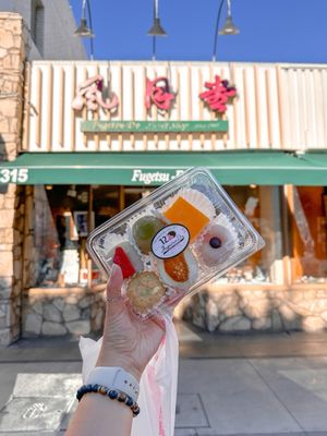 Fugetsu-Do Bakery Shop by null