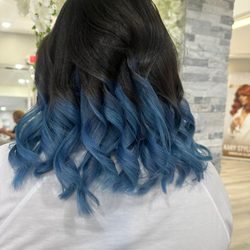 Kary Stylist Dominican Salon - My blue dye, it is very cute and demure