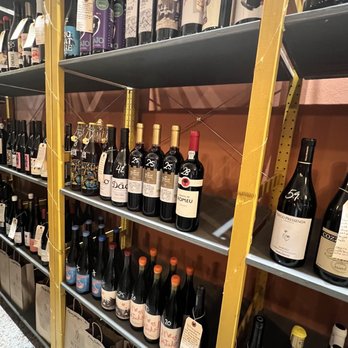 Small Wine Shop - Wine bottles - Wine Tasting Classes Near Me Small Wine Shop - Wine bottles - Wine Tasting Classes Near Me
