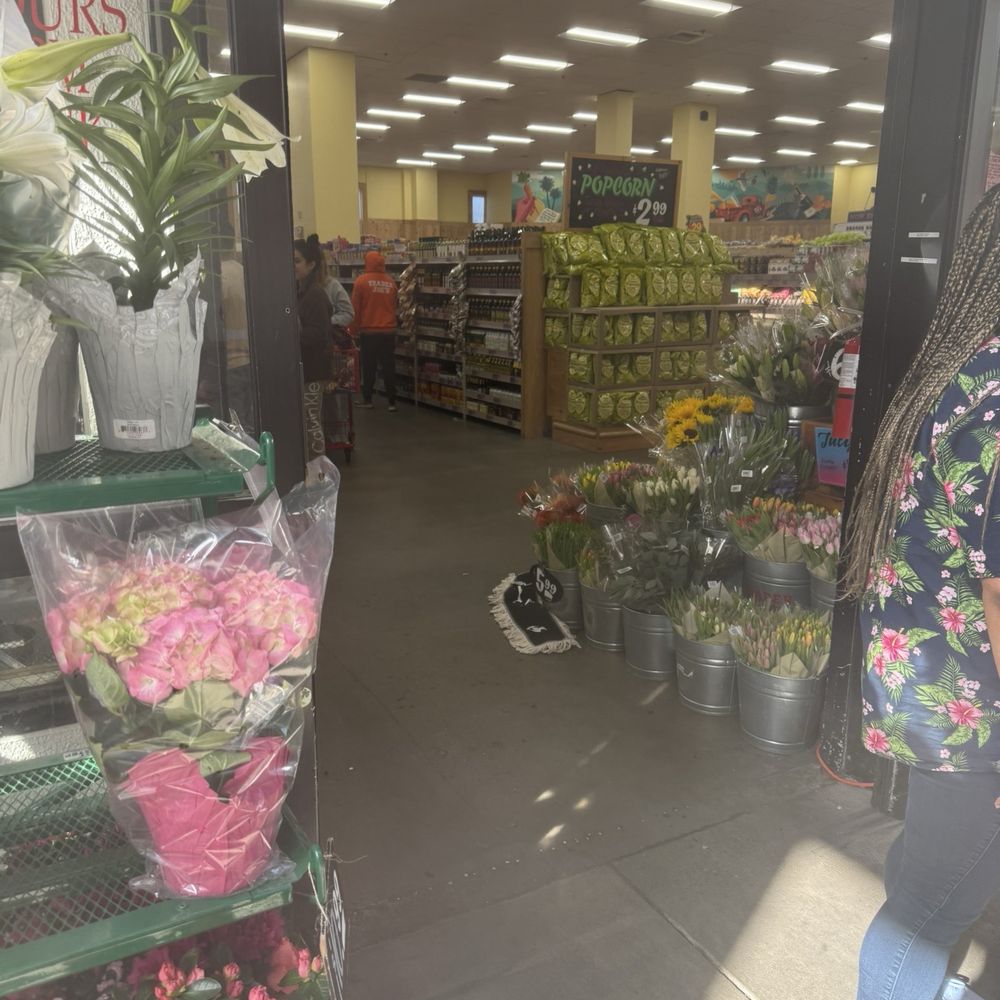 Trader Joe's - Flowers - Grocery Near Me - San Francisco, California
