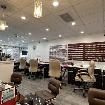 Raffine Nail & Spa - Inside the nail salon - Nail Salons Near Me - Annandale, Virginia