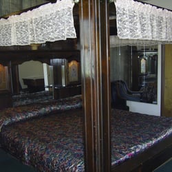 Cedar Grove Motel - Room with a King Canopy bed