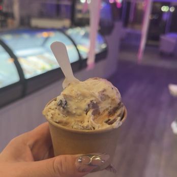 White Igloo - Carmel biscotti and moose tracks - Bubble Tea Near Me - Palm Harbor, Florida