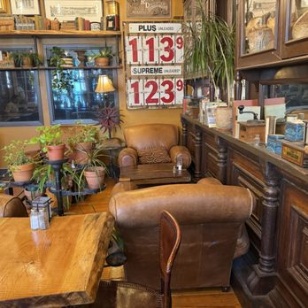 Bintliff’s Corner Brew - Indoor lounge seating - Breakfast & Brunch Near Me - Gardiner, Maine
