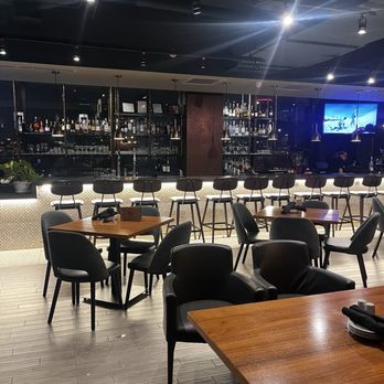 DoubleTree by Hilton Windsor Hotel & Suites - Hotel Restaurant - Hotels Near Me - Windsor, Ontario