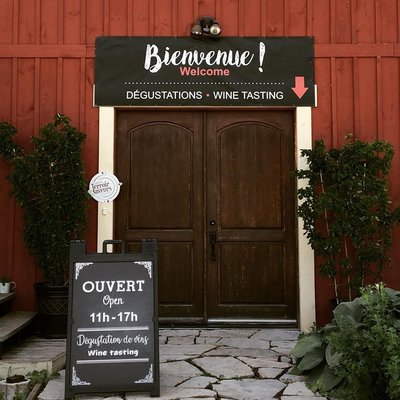 Le Chat Botté vignoble biologique et cidrerie / Le Chat Botte Organic Winery and Cidery by null