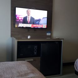 Econo Lodge - Flat screen TV, microwave, and mini fridge.