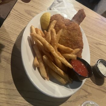 Cap'n Cats Clam Bar & Tavern - Bars Near Me - Thorofare, New Jersey