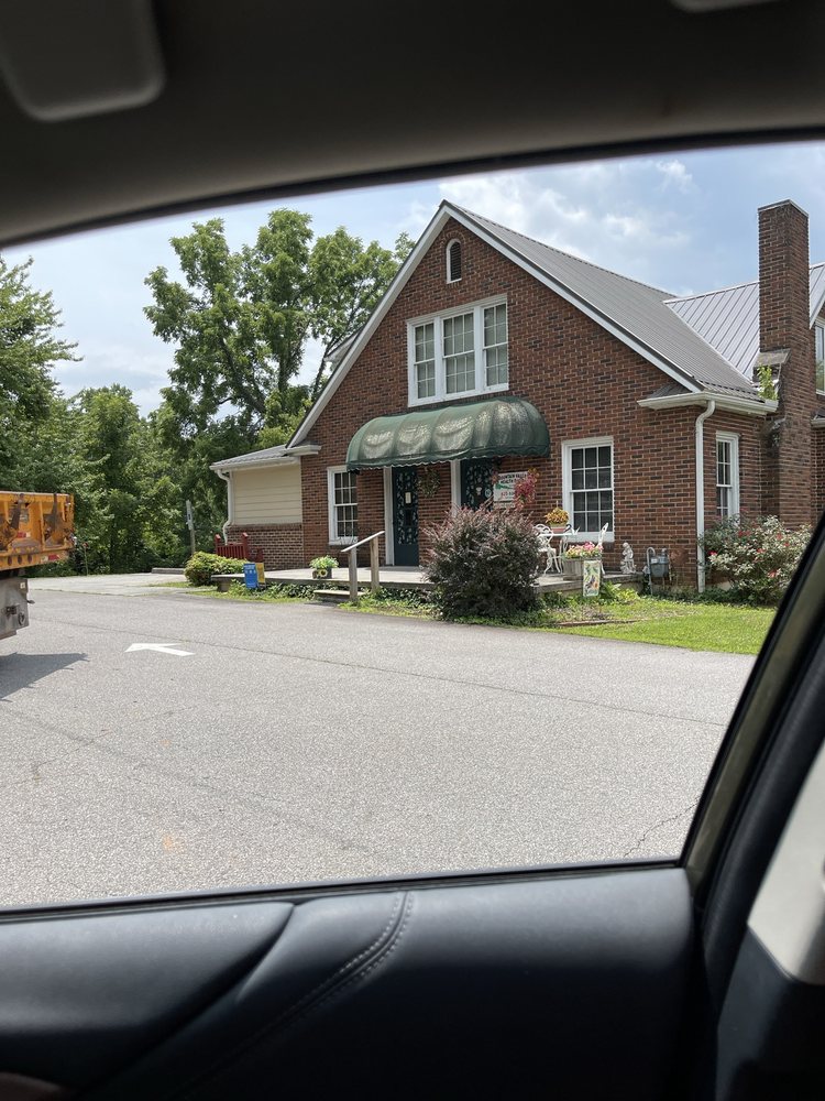 Mountain Valley Health Foods Logo