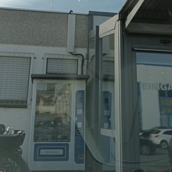 Willi Selbach - Neben dem Haupteingang befindet sich ein Selbstbedienung - Automat, in dem sich verschiedene Angebote befinden.  [28.10.2022] H.S