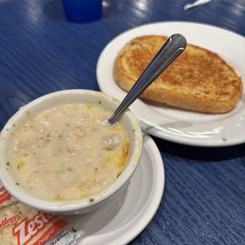 Mo's Seafood & Chowder - Clam chowder cup with garlic parm bread. - Seafood Near Me - Cannon Beach, Oregon Mo's Seafood & Chowder - Clam chowder cup with garlic parm bread. - Seafood Near Me - Cannon Beach, Oregon