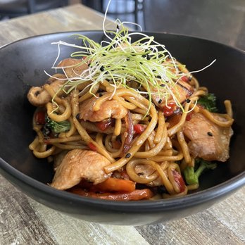 Soja Bar & Grill - Soja Low Mein Pollo - Bars Near Me - San Lorenzo, Puerto Rico