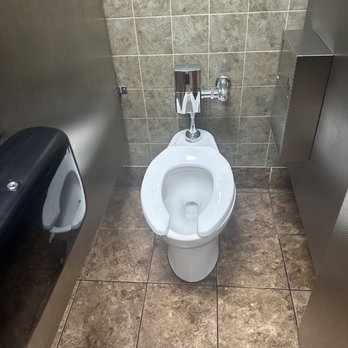 Petro Stopping Center - Woman's bathroom was clean. - Gas Stations Near Me - Perrysburg, Ohio Petro Stopping Center - Woman's bathroom was clean. - Gas Stations Near Me - Perrysburg, Ohio