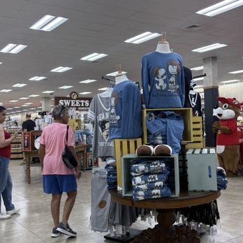 Buc-ee’s - Inside - Gas Stations Near Me - Goodyear, Arizona
