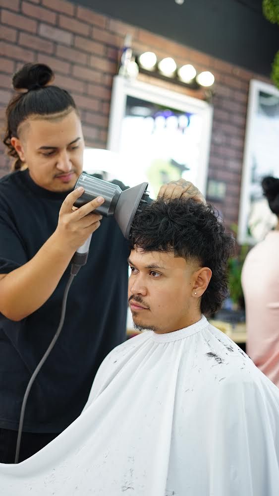 Illyz Barbershop Logo
