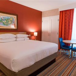Howard Johnson Anaheim Hotel and Water Playground - Guest room