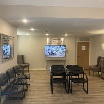 Brandon Eye Clinic - Waiting room - Optometrists Near Me - Springdale, Arkansas Brandon Eye Clinic - Waiting room - Optometrists Near Me - Springdale, Arkansas