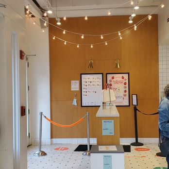 Jeni's Splendid Ice Creams - Interior - Ice Cream & Frozen Yogurt Near Me - Bethesda, Maryland