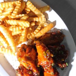 Peewees Crabcakes - Hennessy Wings with Cajun Fries