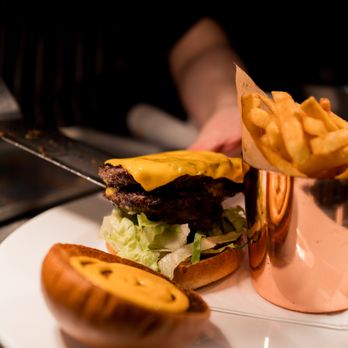 New Moon - Beef burger - Pubs Near Me - London, XGL