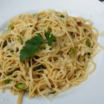 Restaurant Gustav - Spaghetti "Aglio Olio" mit Knoblauch, Frühlingslauch, getrockneten Tomaten und Parmesan - German Near Me - Beelitz, BB Restaurant Gustav - Spaghetti "Aglio Olio" mit Knoblauch, Frühlingslauch, getrockneten Tomaten und Parmesan - German Near Me - Beelitz, BB