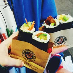 Vegosushi och en rulle med kyckling.