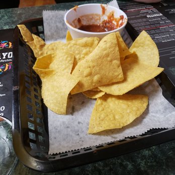 3 De Mayo - Chips and salsa... I ate 3/4 the basket first - Mexican Near Me - Pontoon Beach, Illinois
