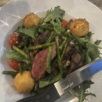DRY 85 OC - Steak and quinoa salad - New American Near Me - Ocean City, Maryland DRY 85 OC - Steak and quinoa salad - New American Near Me - Ocean City, Maryland
