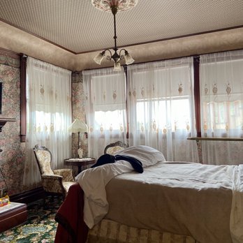 Gingerbread Mansion - Fireplace! - Hotels Near Me - Ferndale, California