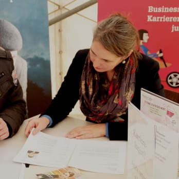 Ute Blindert - Bewerbungs-Beratung auf einer Jobmesse. Foto: Kontantin Scheid - Career Counseling Near Me - Cologne, NW Ute Blindert - Bewerbungs-Beratung auf einer Jobmesse. Foto: Kontantin Scheid - Career Counseling Near Me - Cologne, NW
