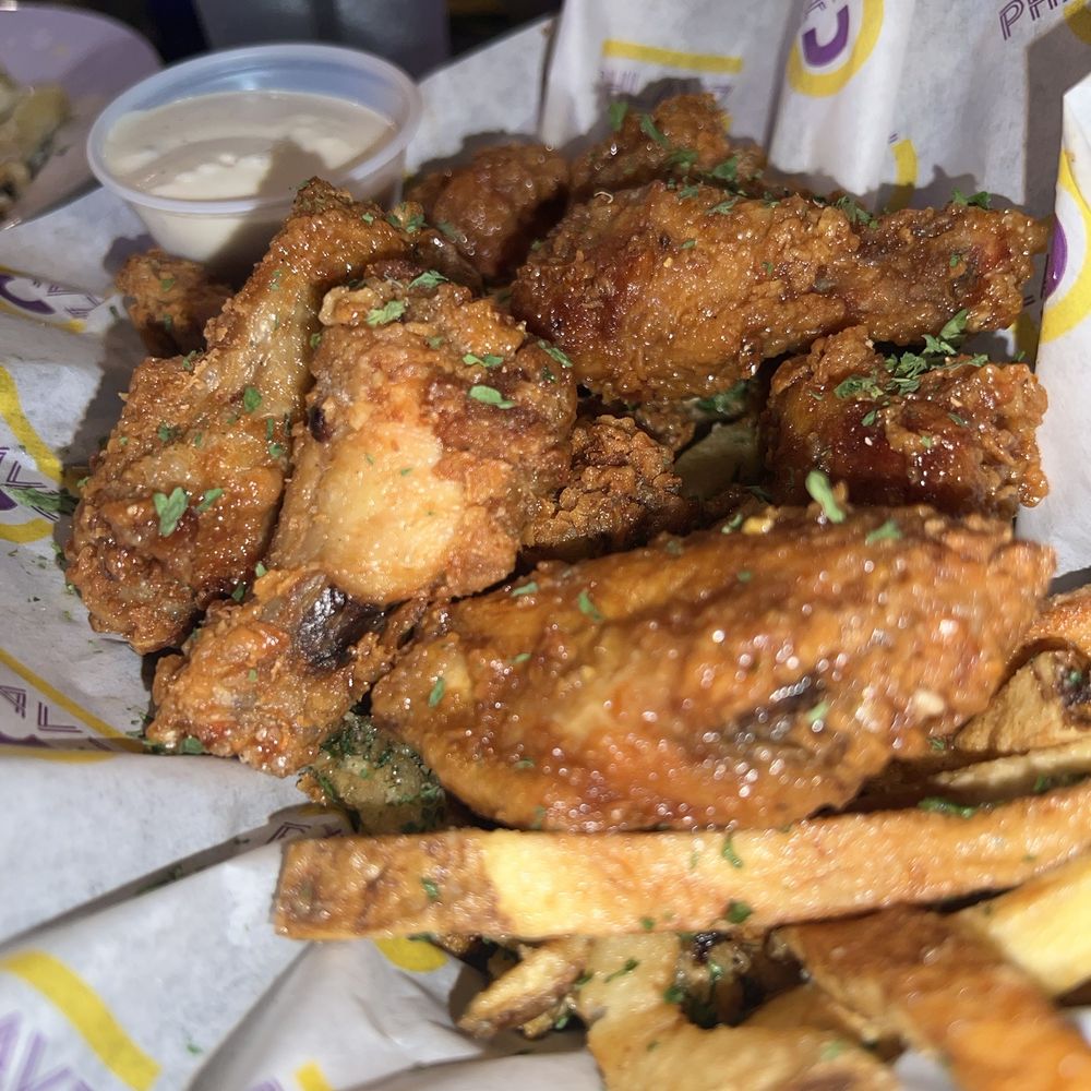 Phlavz - Fried Chicken Wings w/ Friez - Sports Bars Near Me - Chicago, Illinois