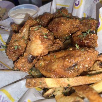 Phlavz Bar & Grille - Fried Chicken Wings w/ Friez - Sports Bars Near Me - Chicago, Illinois
