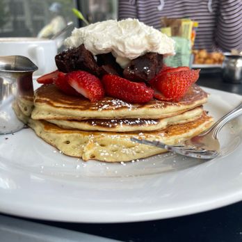 Bea Bea's - Strawberries and brownie pancakes - Coffee & Tea Near Me - Burbank, California
